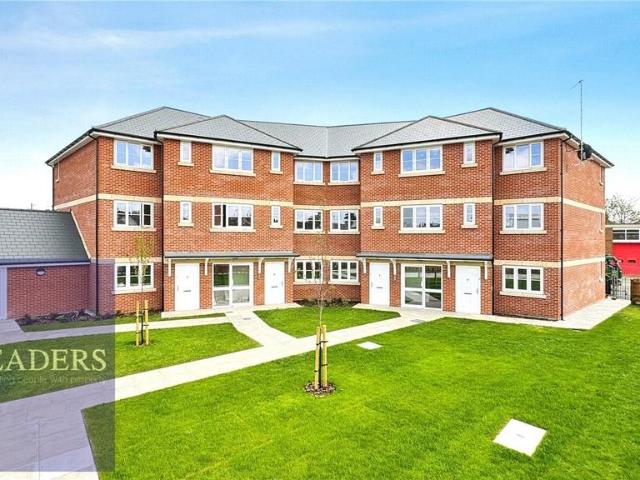 Flat for sale in Chipping Hill, Essex