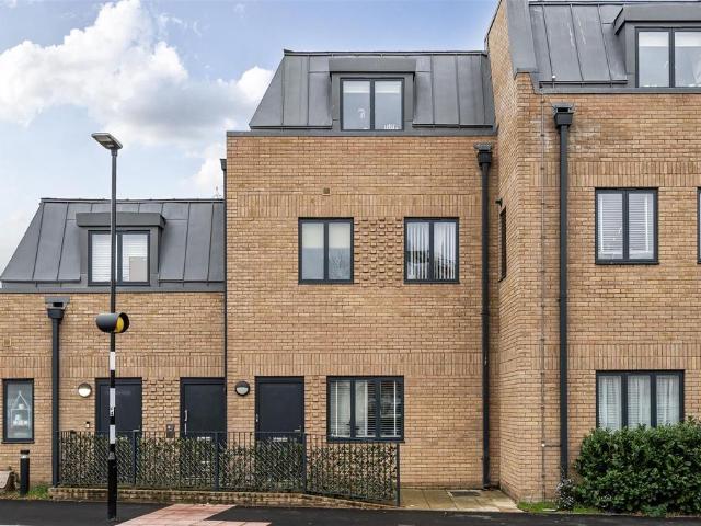Flat for sale in Tolworth, Greater London