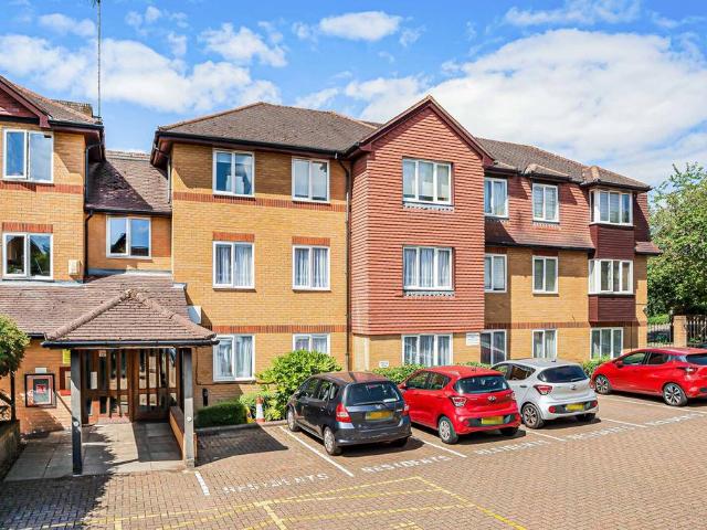 Flat for sale in Little Stanmore, Greater London