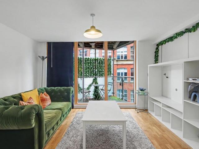 Flat for sale in Georgia, Greater Manchester