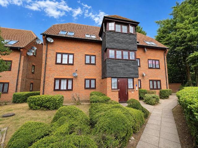 Flat for sale in Noak Hill, Essex