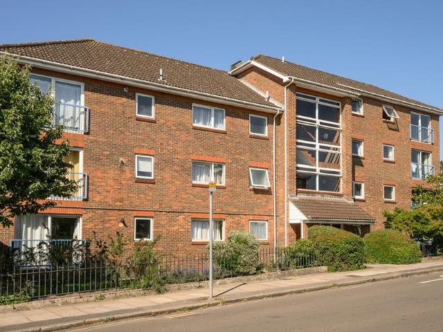Flat for sale in London Borough of Merton, Raynes Park