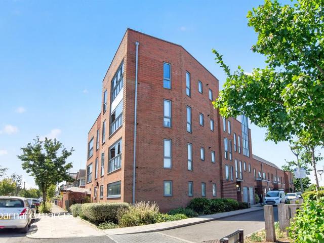 Flat for sale in London Borough of Ealing, Park Royal