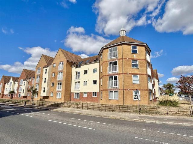 Flat for sale in Dale Hill, Essex