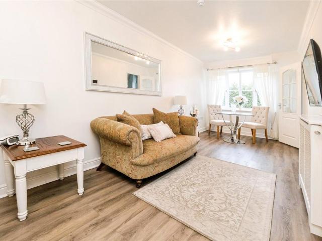Flat for sale in Gidea Park, Greater London