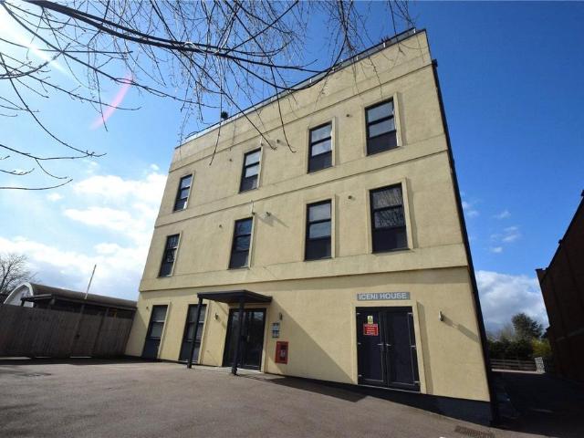 Flat for sale in Chipping Hill, Essex