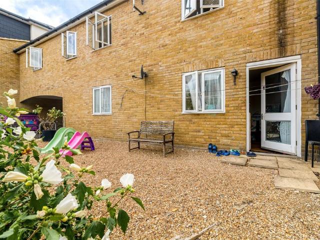 Flat for sale in Ratcliffe, Stepney