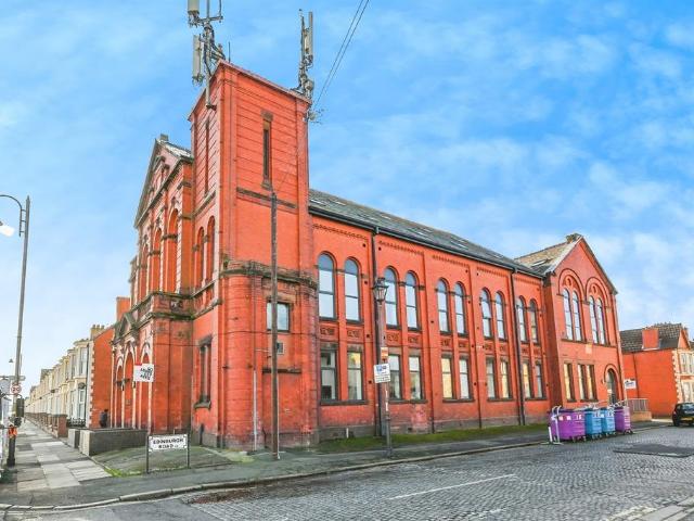 Flat for sale in Kensington, Calderstones