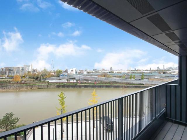 Flat for sale in London City Island, Blackwall