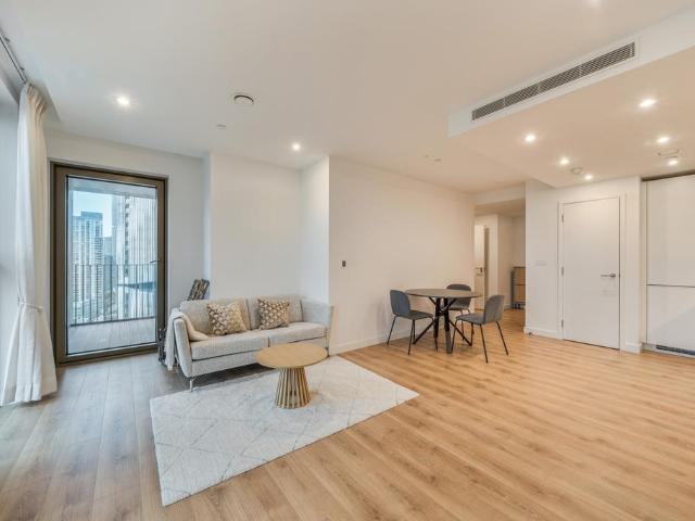 Flat for sale in Isle Of Dogs, Greater London