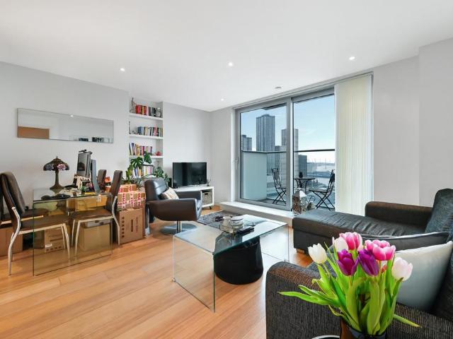 Flat for sale in Isle Of Dogs, Greater London