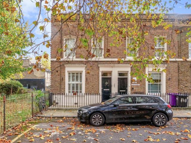 Flat for sale in Stepney, Greater London