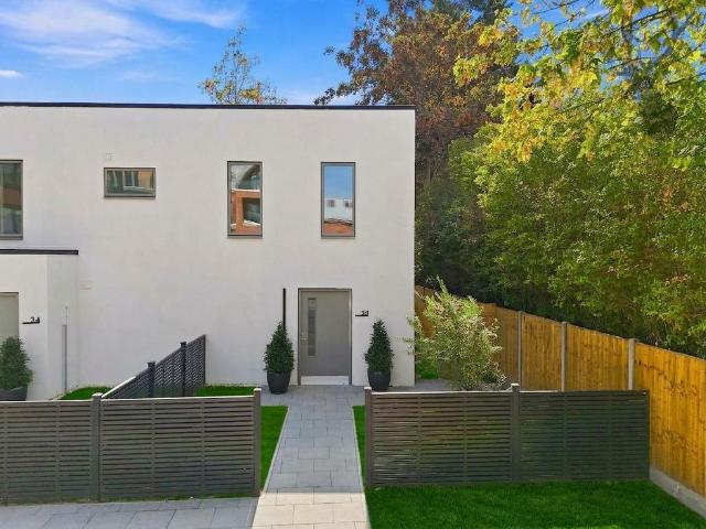 Flat for sale in Chigwell, Epping Forest