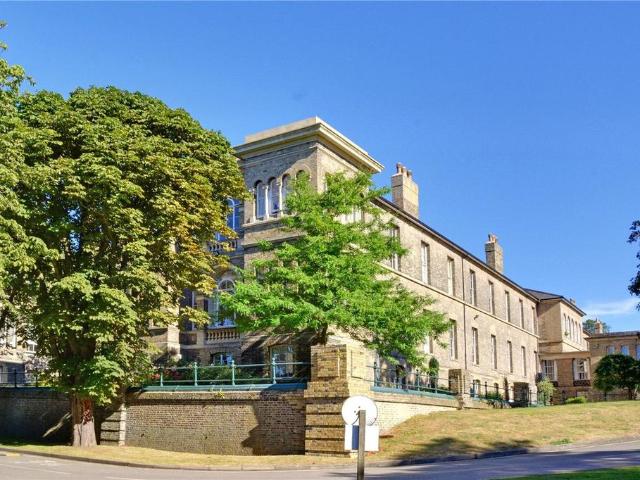 Flat for sale in Shooters Hill, Greater London