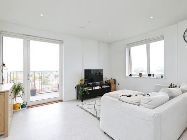 Flat for sale in London Borough of Ealing, Greater London