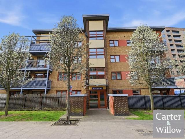 Flat for sale in Roding Riverside, Greater London