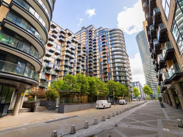 Flat for sale in Isle Of Dogs, Greater London