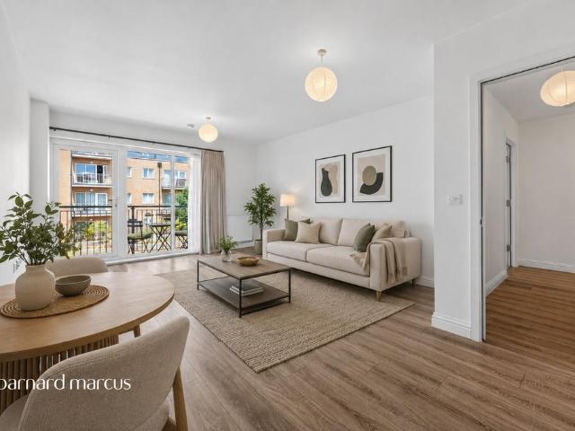 Flat for sale in London Borough of Croydon, Waddon