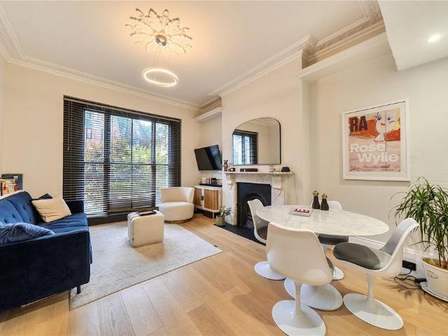 Flat for sale in Royal Borough of Kensington and Chelsea, Greater London