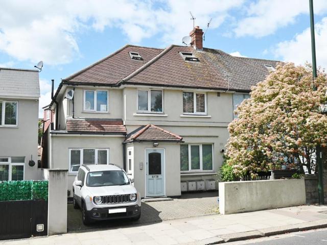 Flat for sale in Strawberry Hill, Greater London