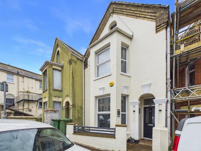 Flat for sale in Folkestone