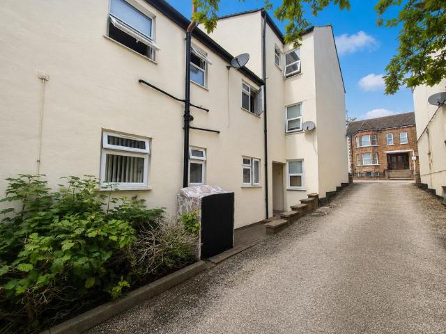 Flat for sale in Spring Park, Luton