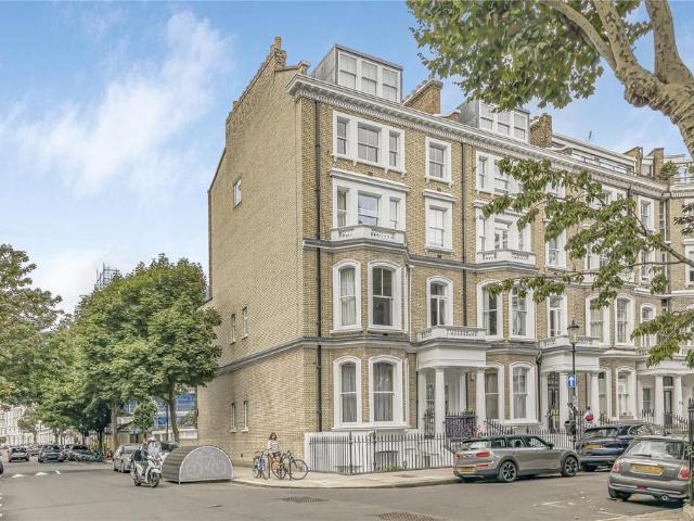Flat for sale in Earl's Court, Greater London