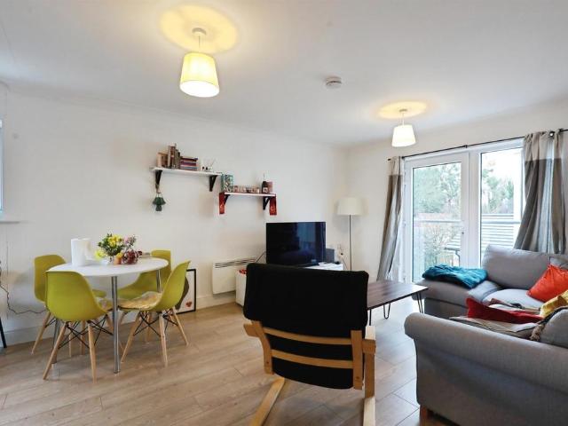 Flat for sale in Emscote, Green Close