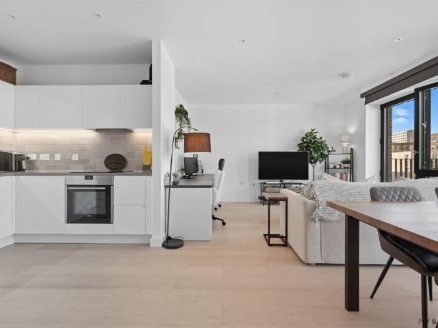 Flat for sale in Silvertown, Greater London