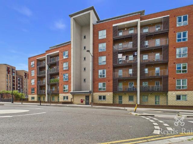 Flat for sale in Chinatown, Calderstones