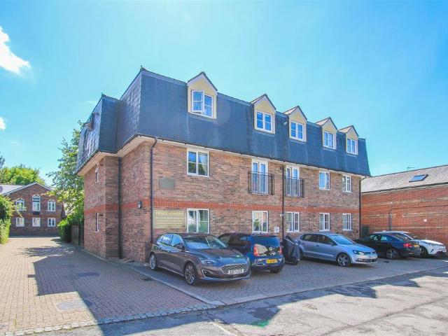 Flat for sale in Navestock Side, Essex
