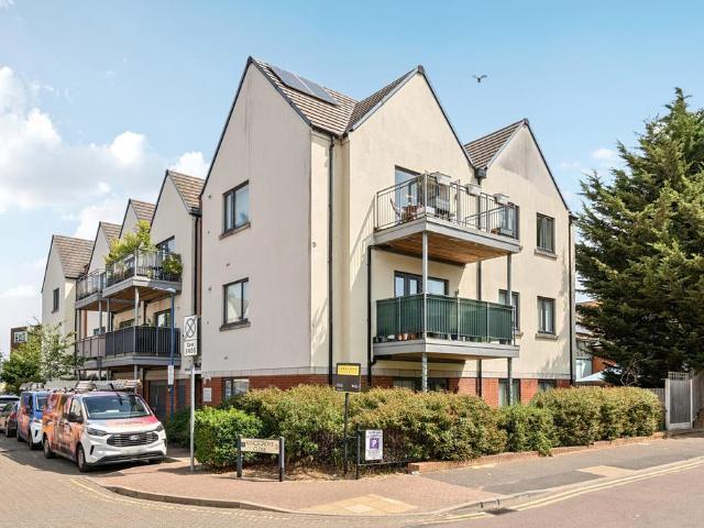 Flat for sale in Longlands, Greater London