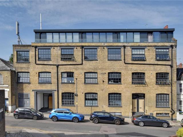 Flat for sale in Charlton Riverside, Greater London
