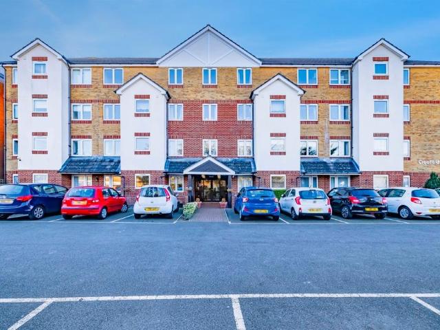 Flat for sale in Watford Heath, North Watford