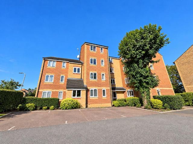 Flat for sale in London Borough of Hounslow, Greater London