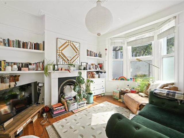 Flat for sale in Brondesbury, Greater London