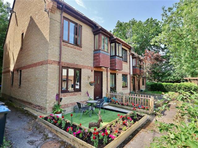 Flat for sale in Goldsworth Park, Woking
