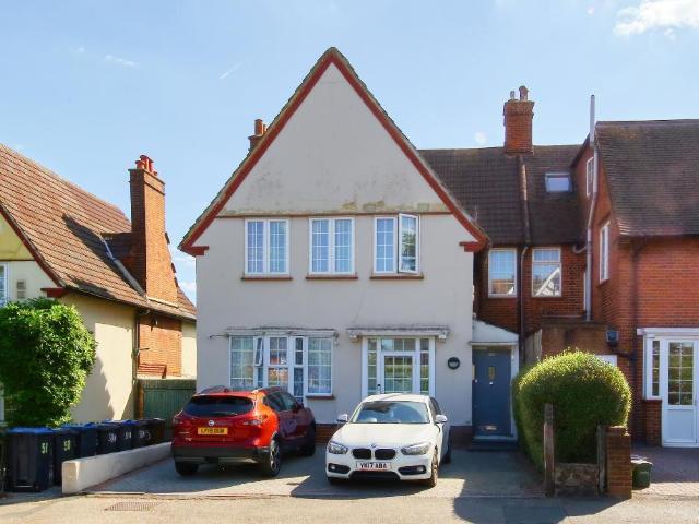 Flat for sale in London Borough of Merton, Raynes Park