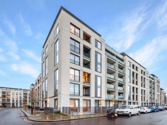 Flat for sale in North Kensington, Greater London