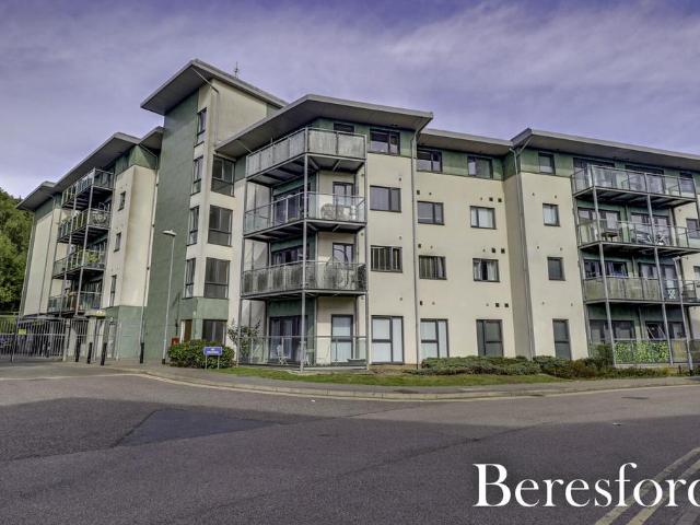 Flat for sale in Navestock Side, Essex