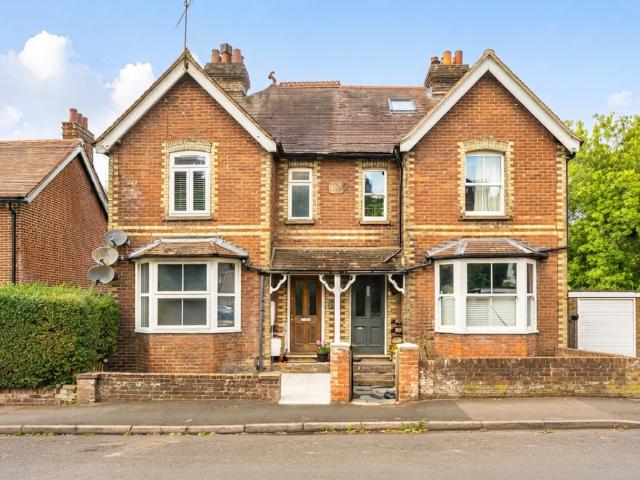 Flat for sale in Fole, Surrey
