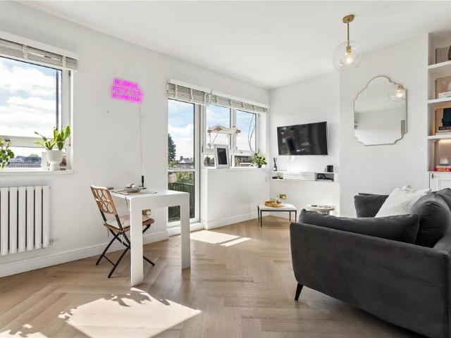 Flat for sale in Upper Tooting, Greater London