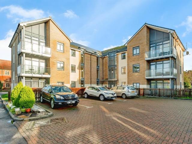 Flat for sale in Red Hill, Surrey