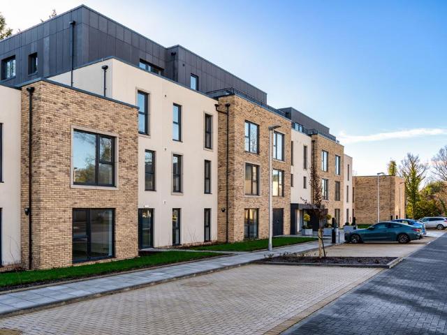 Flat for sale in Barnton, Scotland