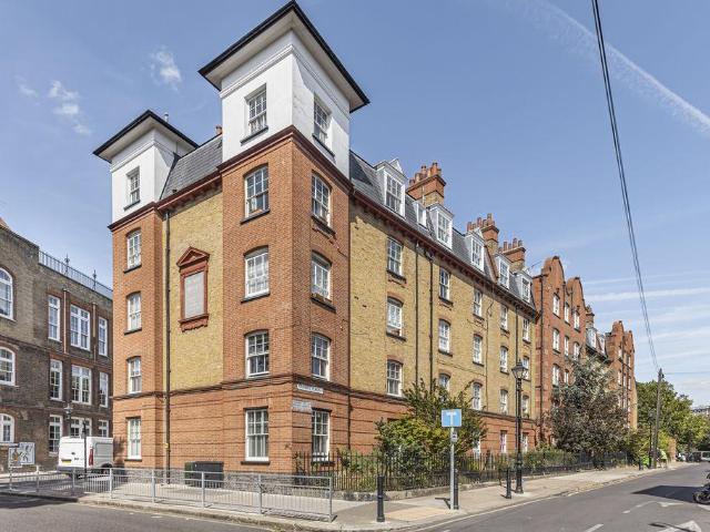 Flat for sale in Brierly Gardens, Bethnal Green