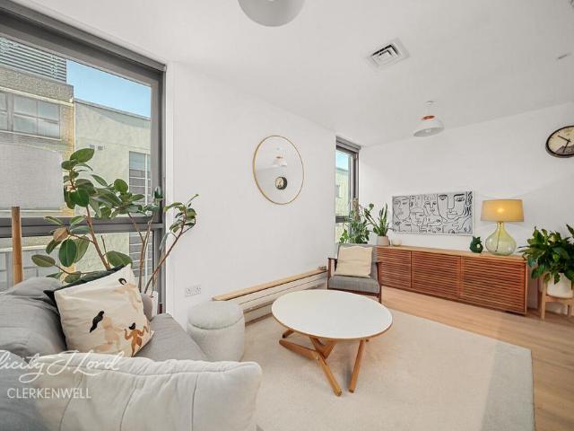 Flat for sale in Angel, Greater London