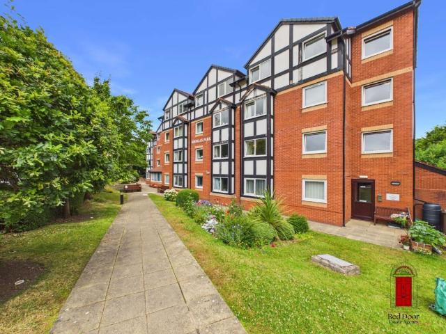 Flat for sale in Colwyn Bay, Wales