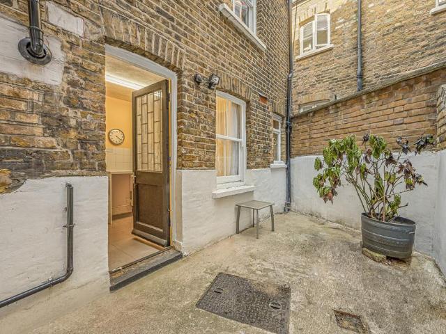 Flat for sale in Barnsbury, Greater London
