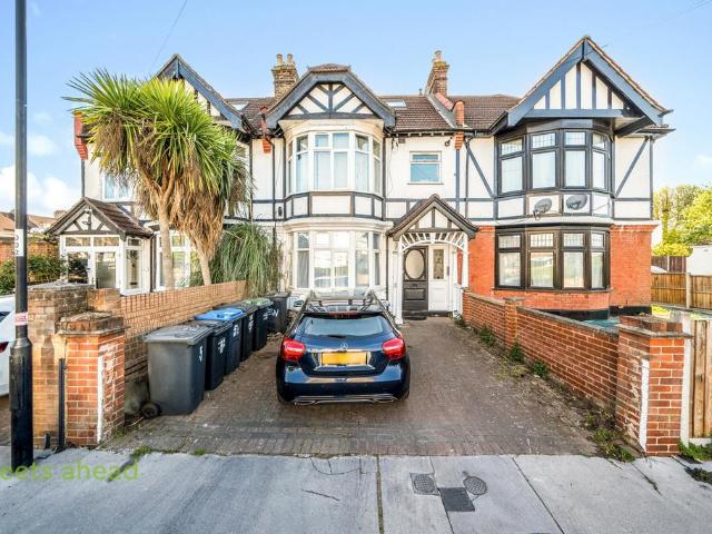 Flat for sale in London Borough of Croydon, Norbury