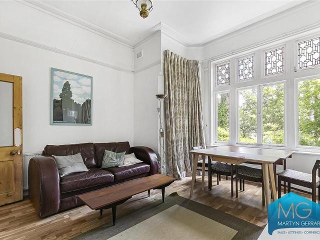 Flat for sale in Archway, Greater London